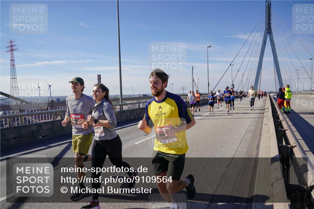 03.10.2025 - Köhlbrandbrückenlauf Michael Burmester http://msf.ph/oto/9109564 03.10.2025 12:51:59 Position 2 5868, 2004, 4548 meine-sportfotos.de
