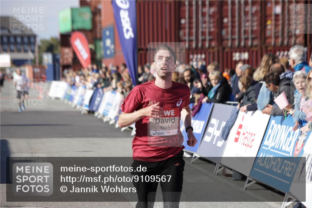03.10.2025 - Köhlbrandbrückenlauf Jannik Wohlers http://msf.ph/oto/9109567 03.10.2025 12:59:55 Ziel 4074, 4554, 6142, 6254, 6601 meine-sportfotos.de