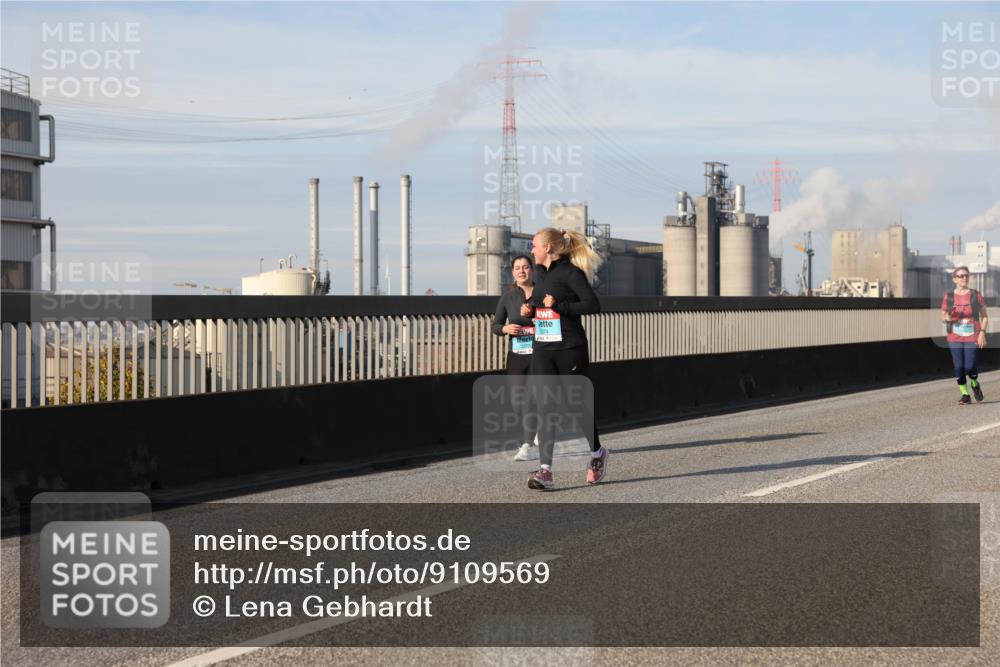 03.10.2025 - Köhlbrandbrückenlauf Lena Gebhardt http://msf.ph/oto/9109569 03.10.2025 10:14:42 Position 2 374 meine-sportfotos.de
