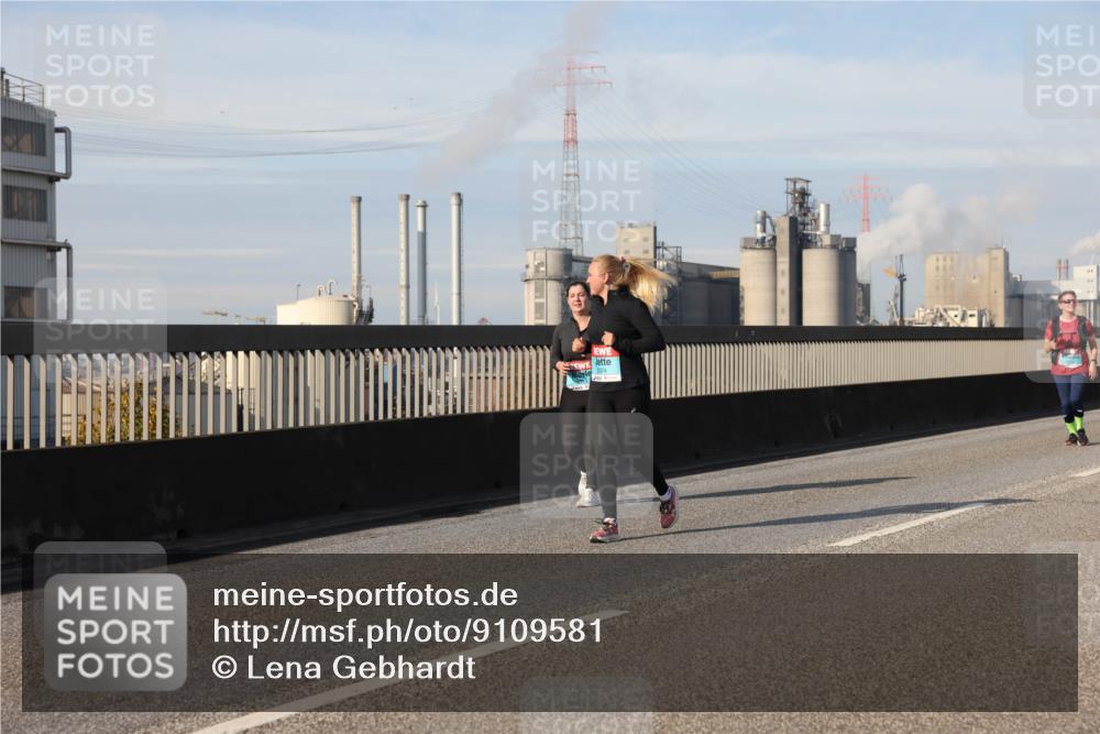 03.10.2025 - Köhlbrandbrückenlauf Lena Gebhardt http://msf.ph/oto/9109581 03.10.2025 10:14:42 Position 2 74 meine-sportfotos.de