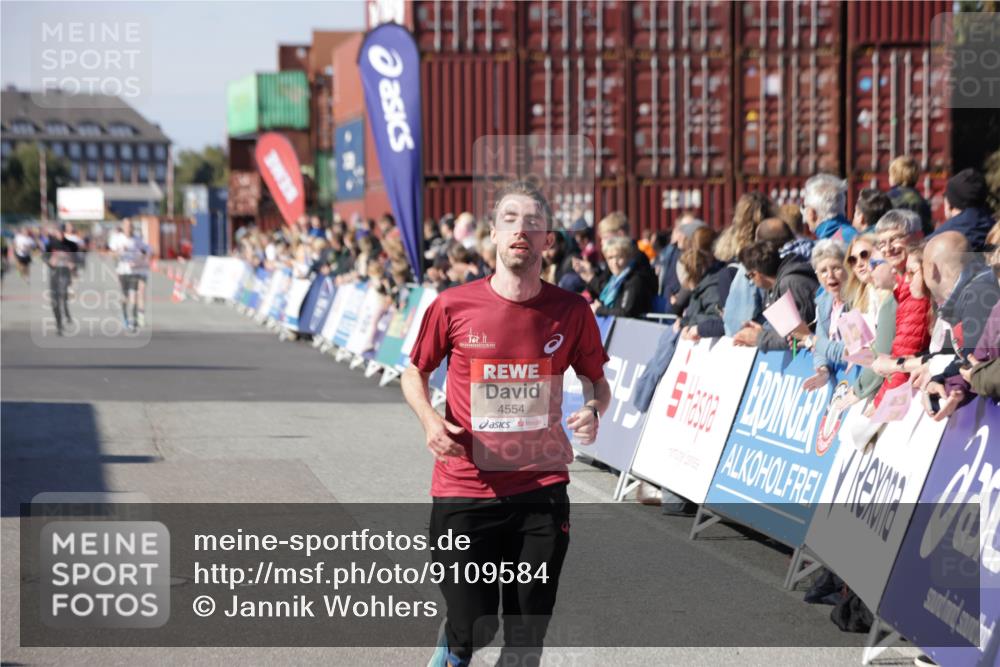 03.10.2025 - Köhlbrandbrückenlauf Jannik Wohlers http://msf.ph/oto/9109584 03.10.2025 12:59:55 Ziel 4074, 4554, 6142, 6254, 6601 meine-sportfotos.de
