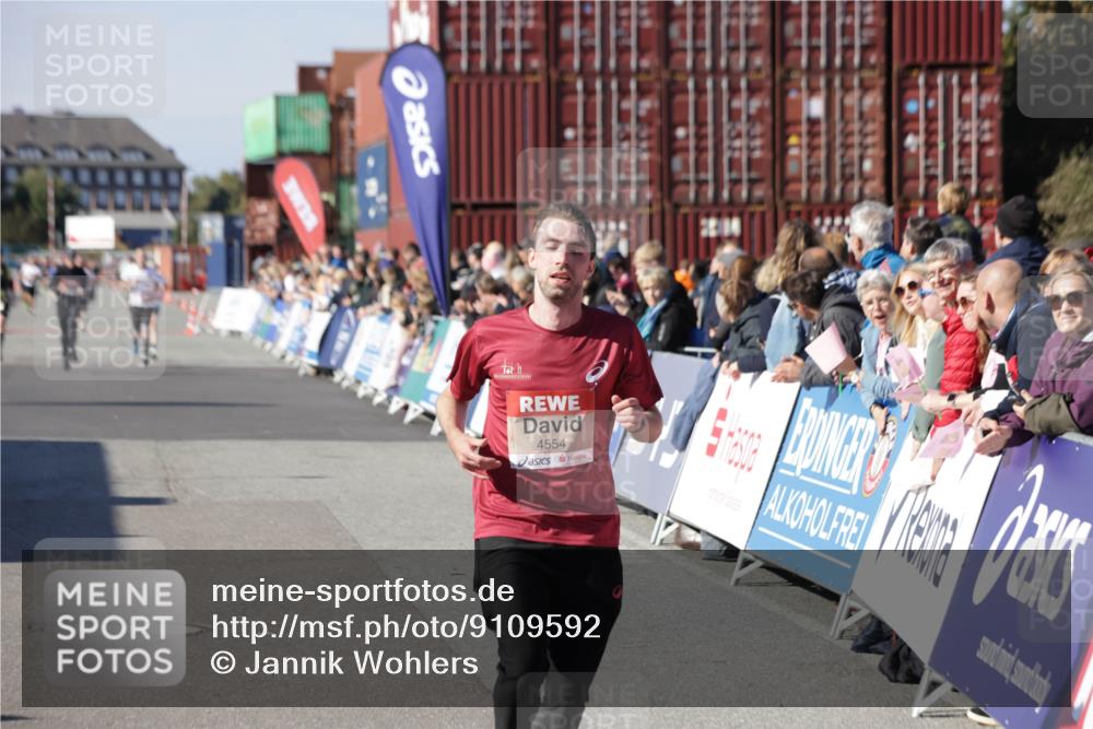 03.10.2025 - Köhlbrandbrückenlauf Jannik Wohlers http://msf.ph/oto/9109592 03.10.2025 12:59:55 Ziel 4074, 4554, 6142, 6254, 6601 meine-sportfotos.de