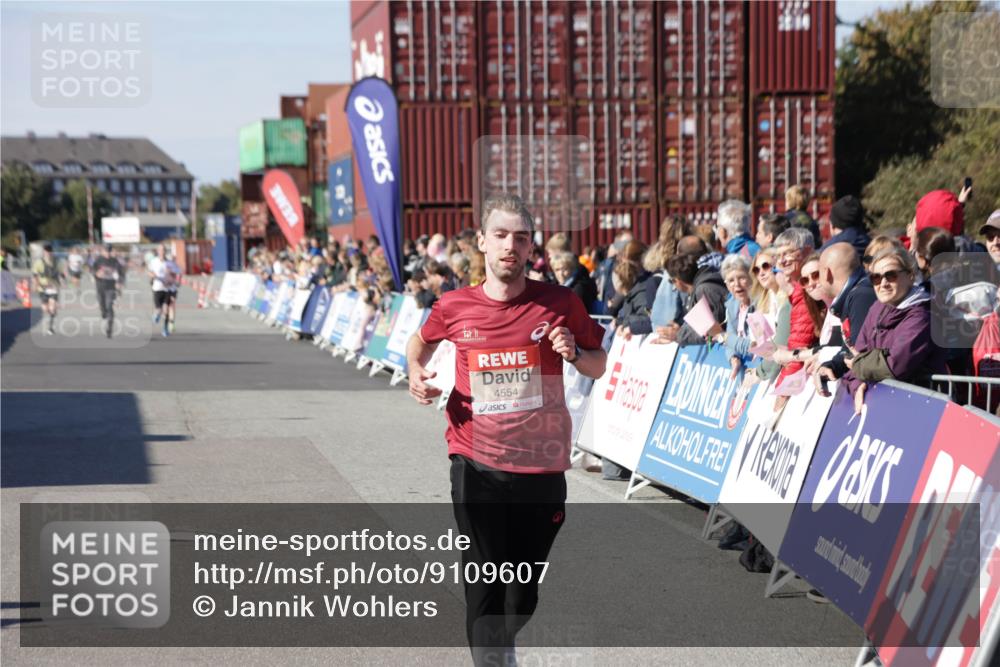 03.10.2025 - Köhlbrandbrückenlauf Jannik Wohlers http://msf.ph/oto/9109607 03.10.2025 12:59:55 Ziel 4074, 4554, 6142, 6254, 6601 meine-sportfotos.de