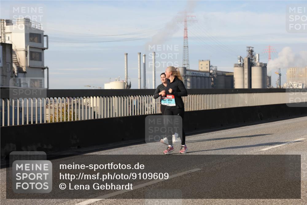 03.10.2025 - Köhlbrandbrückenlauf Lena Gebhardt http://msf.ph/oto/9109609 03.10.2025 10:14:43 Position 2 3373, 3374 meine-sportfotos.de