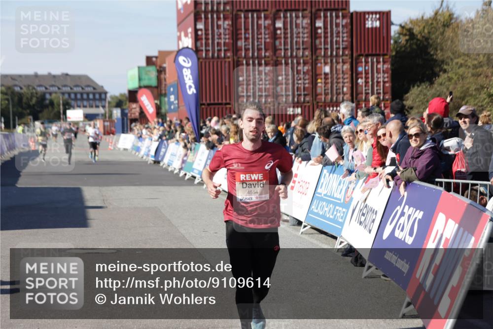 03.10.2025 - Köhlbrandbrückenlauf Jannik Wohlers http://msf.ph/oto/9109614 03.10.2025 12:59:55 Ziel 4074, 4554, 6142, 6254, 6601 meine-sportfotos.de