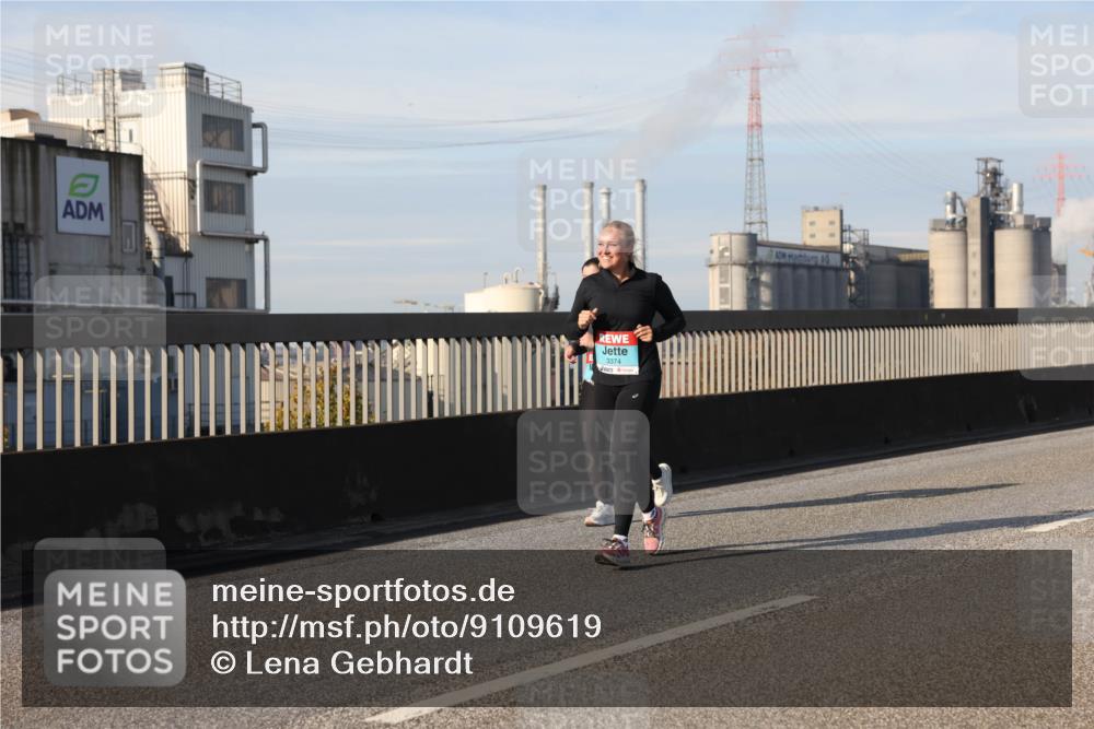 03.10.2025 - Köhlbrandbrückenlauf Lena Gebhardt http://msf.ph/oto/9109619 03.10.2025 10:14:43 Position 2 3374 meine-sportfotos.de