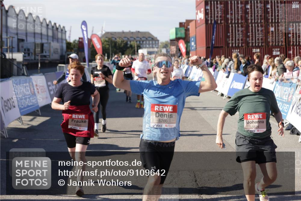 03.10.2025 - Köhlbrandbrückenlauf Jannik Wohlers http://msf.ph/oto/9109642 03.10.2025 13:29:49 Ziel 4629, 4660, 4714, 4720, 4733, 4825, 5119, 5120, 5260, 5333, 5574, 5930, 5944, 6066, 6093, 6215, 6234, 6698 meine-sportfotos.de
