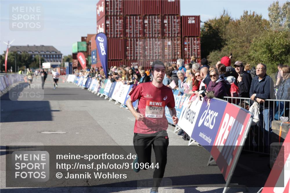 03.10.2025 - Köhlbrandbrückenlauf Jannik Wohlers http://msf.ph/oto/9109644 03.10.2025 12:59:55 Ziel 4074, 4554, 6142, 6254, 6601 meine-sportfotos.de