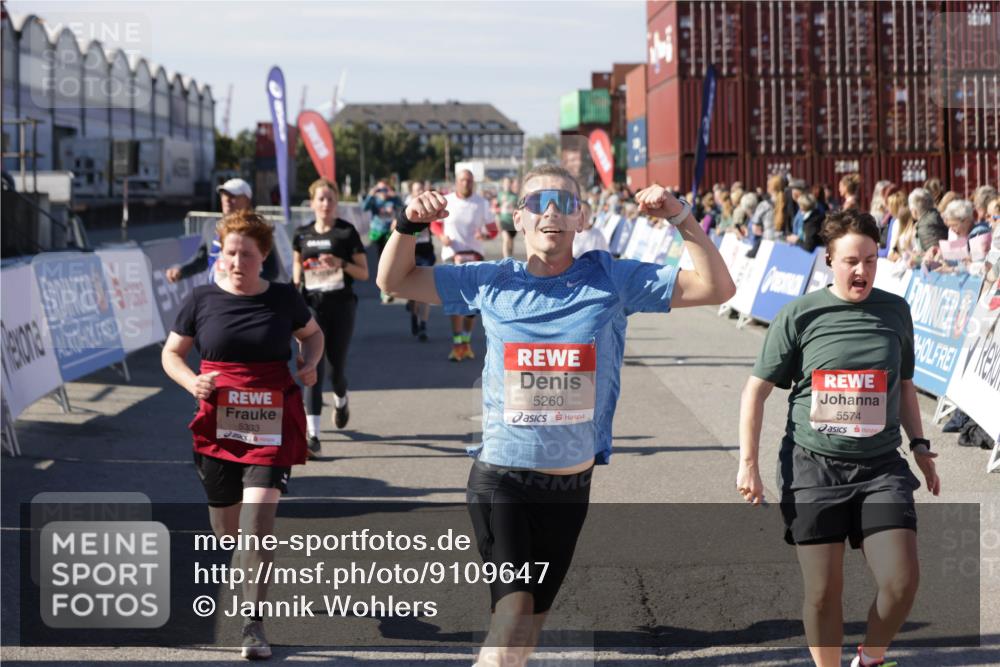 03.10.2025 - Köhlbrandbrückenlauf Jannik Wohlers http://msf.ph/oto/9109647 03.10.2025 13:29:49 Ziel 4629, 4660, 4714, 4720, 4733, 4825, 5119, 5120, 5260, 5333, 5574, 5930, 5944, 6066, 6093, 6215, 6234, 6698 meine-sportfotos.de