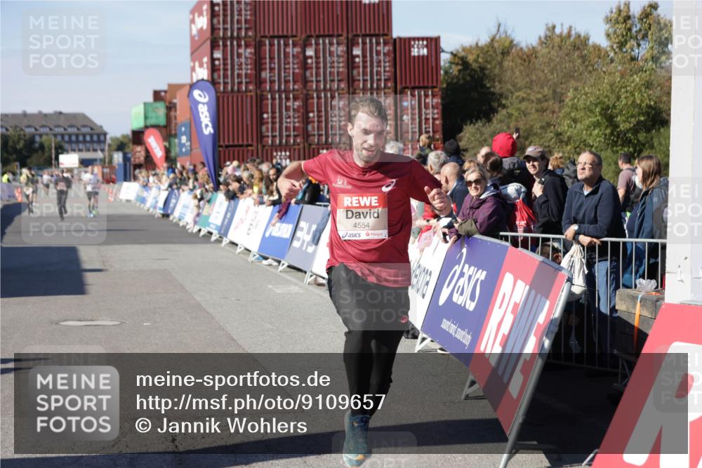 03.10.2025 - Köhlbrandbrückenlauf Jannik Wohlers http://msf.ph/oto/9109657 03.10.2025 12:59:56 Ziel 4074, 4554, 6142, 6254, 6601 meine-sportfotos.de