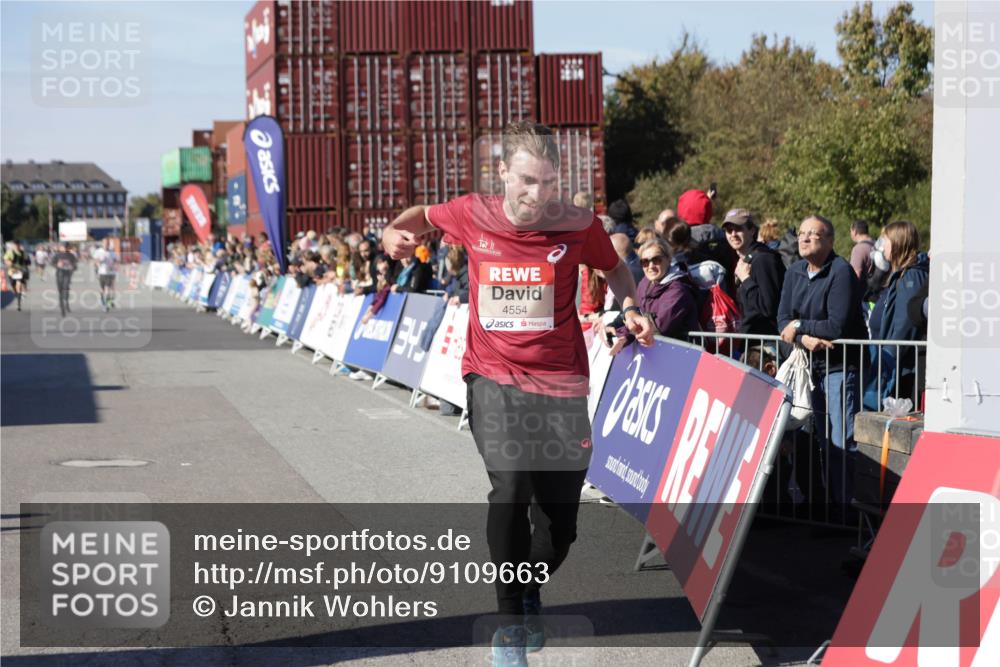 03.10.2025 - Köhlbrandbrückenlauf Jannik Wohlers http://msf.ph/oto/9109663 03.10.2025 12:59:56 Ziel 4074, 4554, 6142, 6254, 6601 meine-sportfotos.de