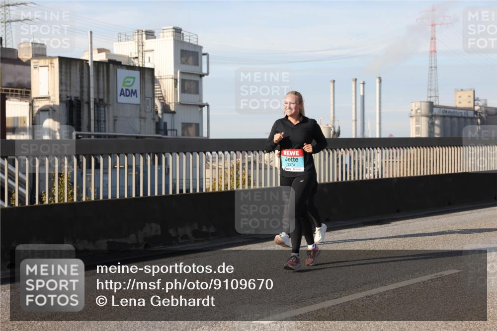03.10.2025 - Köhlbrandbrückenlauf Lena Gebhardt http://msf.ph/oto/9109670 03.10.2025 10:14:44 Position 2 3374 meine-sportfotos.de