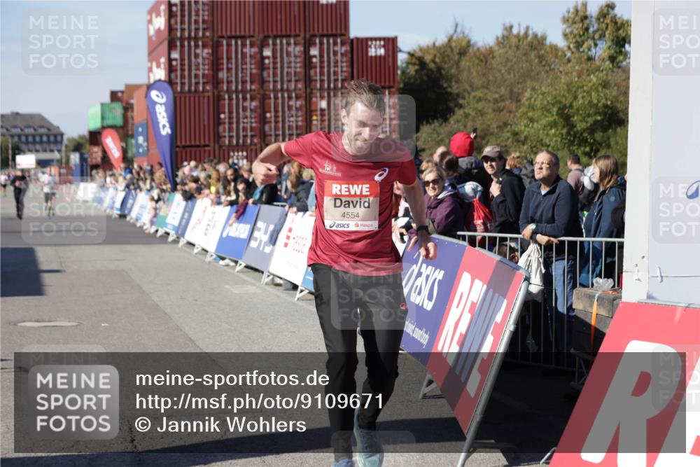 03.10.2025 - Köhlbrandbrückenlauf Jannik Wohlers http://msf.ph/oto/9109671 03.10.2025 12:59:56 Ziel 4074, 4554, 6142, 6254, 6601 meine-sportfotos.de
