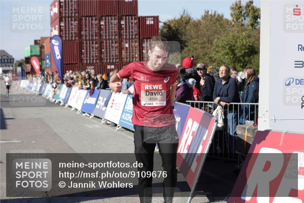 03.10.2025 - Köhlbrandbrückenlauf Jannik Wohlers http://msf.ph/oto/9109676 03.10.2025 12:59:56 Ziel 4074, 4554, 6142, 6254, 6601 meine-sportfotos.de