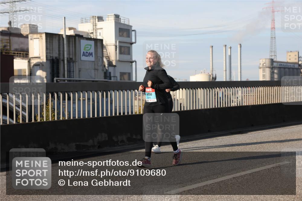 03.10.2025 - Köhlbrandbrückenlauf Lena Gebhardt http://msf.ph/oto/9109680 03.10.2025 10:14:44 Position 2 3374 meine-sportfotos.de