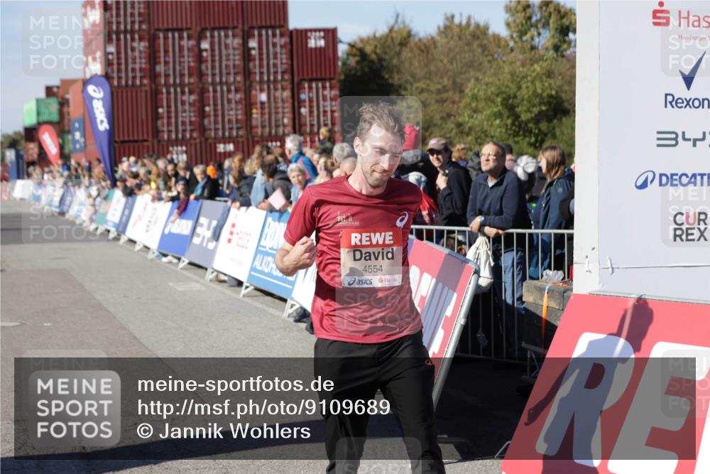 03.10.2025 - Köhlbrandbrückenlauf Jannik Wohlers http://msf.ph/oto/9109689 03.10.2025 12:59:56 Ziel 4074, 4554, 6142, 6254, 6601 meine-sportfotos.de