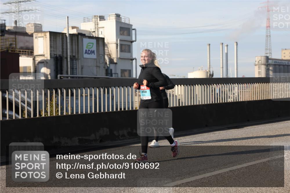 03.10.2025 - Köhlbrandbrückenlauf Lena Gebhardt http://msf.ph/oto/9109692 03.10.2025 10:14:44 Position 2 3374 meine-sportfotos.de