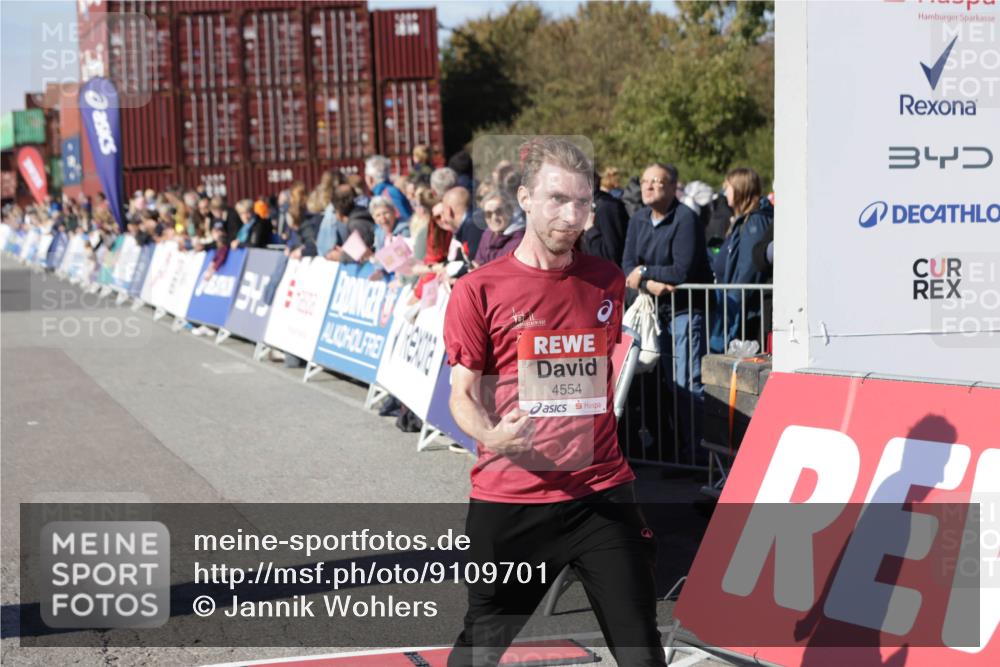 03.10.2025 - Köhlbrandbrückenlauf Jannik Wohlers http://msf.ph/oto/9109701 03.10.2025 12:59:56 Ziel 4074, 4554, 6142, 6254, 6601 meine-sportfotos.de