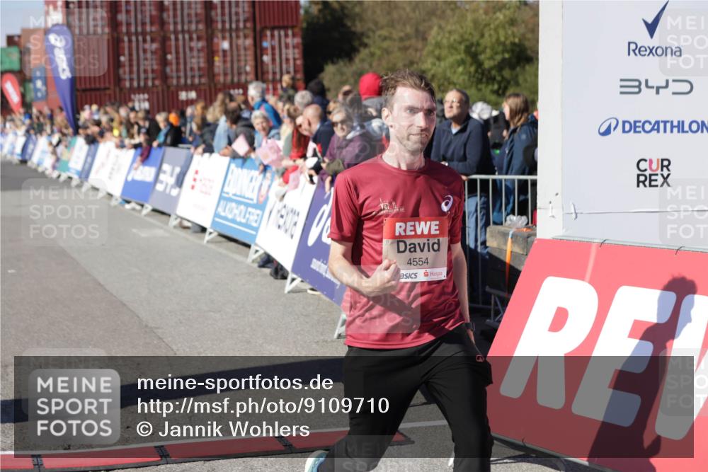03.10.2025 - Köhlbrandbrückenlauf Jannik Wohlers http://msf.ph/oto/9109710 03.10.2025 12:59:56 Ziel 4074, 4554, 6142, 6254, 6601 meine-sportfotos.de