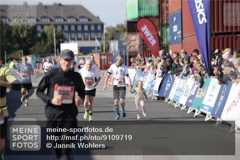 03.10.2025 - Köhlbrandbrückenlauf Jannik Wohlers http://msf.ph/oto/9109719 03.10.2025 13:00:02 Ziel 4261, 4319, 4554, 6368 meine-sportfotos.de