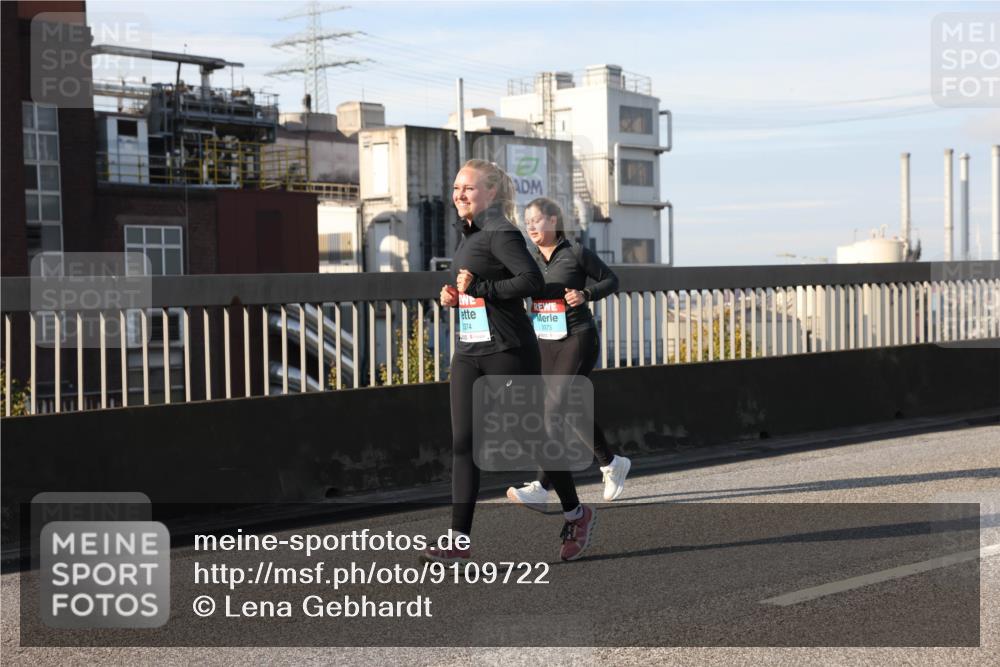 03.10.2025 - Köhlbrandbrückenlauf Lena Gebhardt http://msf.ph/oto/9109722 03.10.2025 10:14:45 Position 2 3374, 3373 meine-sportfotos.de