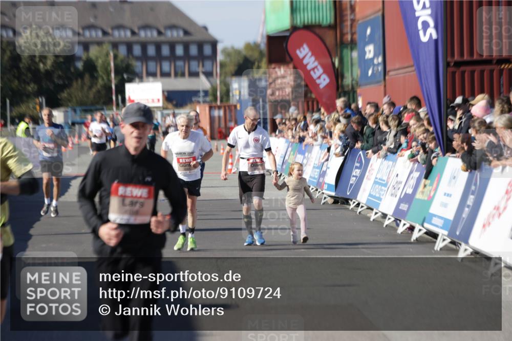 03.10.2025 - Köhlbrandbrückenlauf Jannik Wohlers http://msf.ph/oto/9109724 03.10.2025 13:00:02 Ziel 4261, 4319, 4554, 6368 meine-sportfotos.de