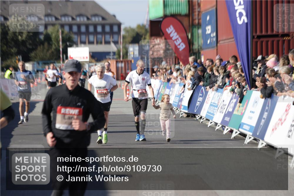 03.10.2025 - Köhlbrandbrückenlauf Jannik Wohlers http://msf.ph/oto/9109730 03.10.2025 13:00:02 Ziel 4261, 4319, 4554, 6368 meine-sportfotos.de