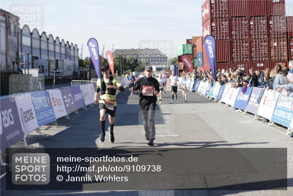 03.10.2025 - Köhlbrandbrückenlauf Jannik Wohlers http://msf.ph/oto/9109738 03.10.2025 13:00:02 Ziel 4261, 4319, 4554, 6368 meine-sportfotos.de