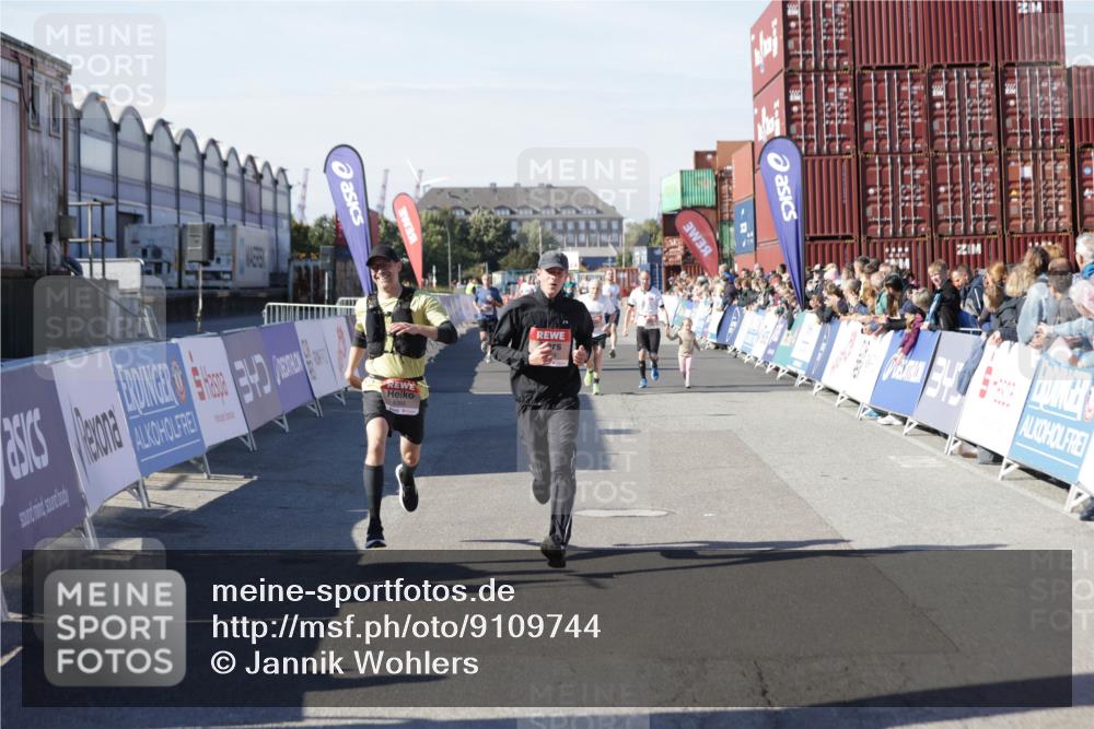 03.10.2025 - Köhlbrandbrückenlauf Jannik Wohlers http://msf.ph/oto/9109744 03.10.2025 13:00:03 Ziel 4261, 4319, 4554, 6368 meine-sportfotos.de