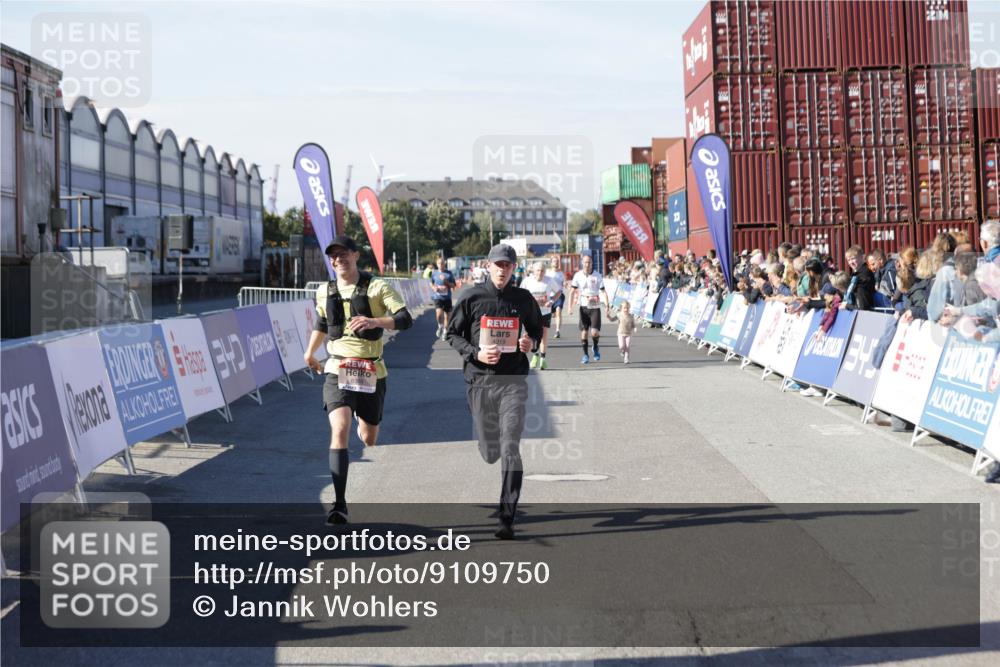 03.10.2025 - Köhlbrandbrückenlauf Jannik Wohlers http://msf.ph/oto/9109750 03.10.2025 13:00:03 Ziel 4261, 4319, 4554, 6368 meine-sportfotos.de