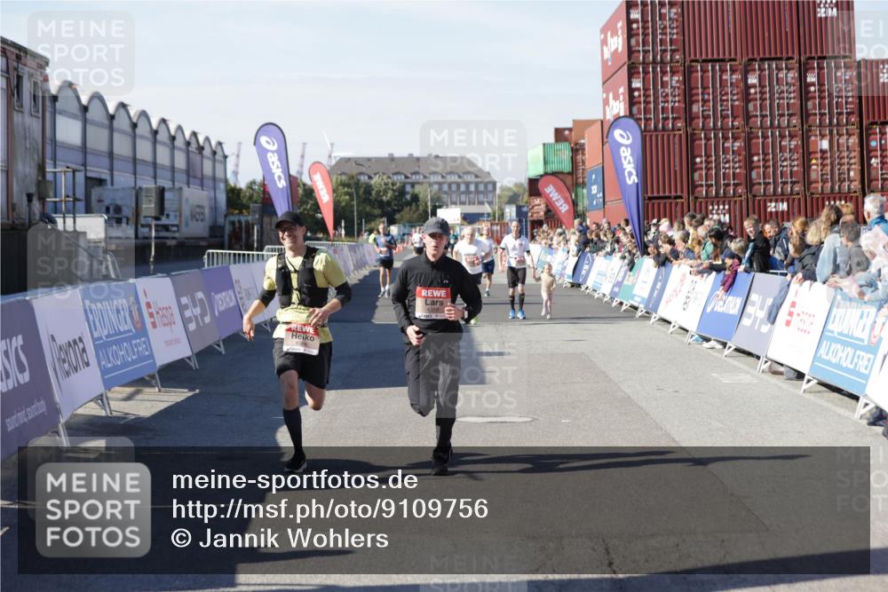 03.10.2025 - Köhlbrandbrückenlauf Jannik Wohlers http://msf.ph/oto/9109756 03.10.2025 13:00:03 Ziel 4261, 4319, 4554, 6368 meine-sportfotos.de