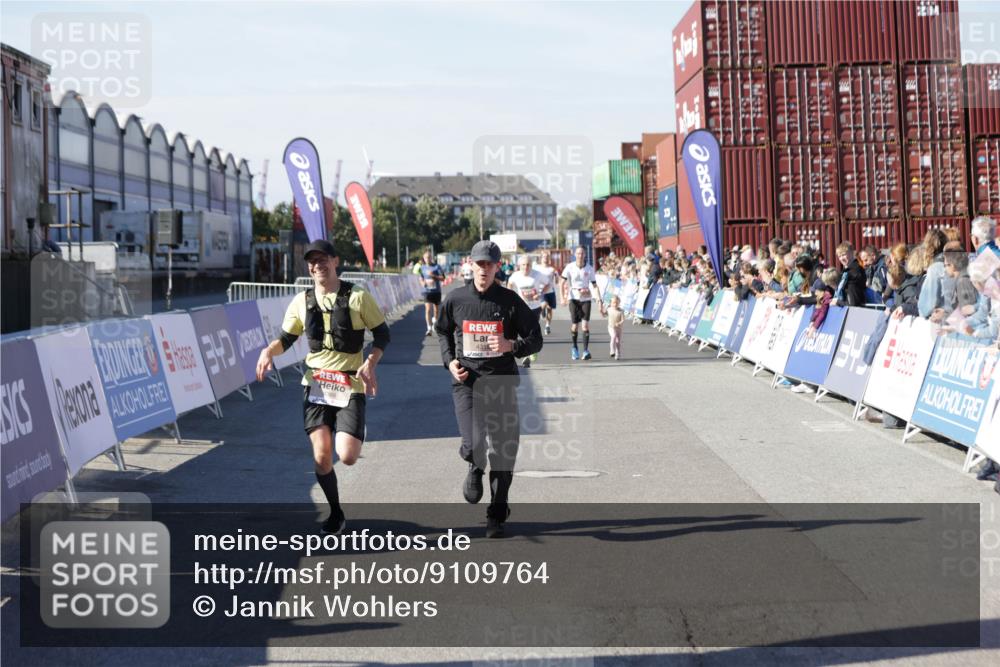03.10.2025 - Köhlbrandbrückenlauf Jannik Wohlers http://msf.ph/oto/9109764 03.10.2025 13:00:03 Ziel 4261, 4319, 4554, 6368 meine-sportfotos.de