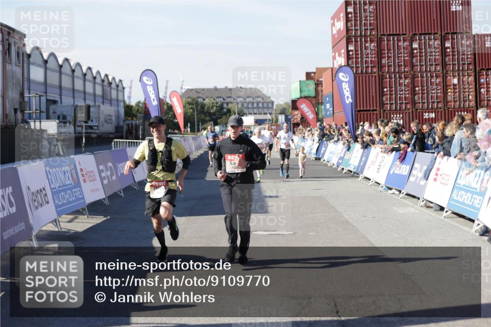 03.10.2025 - Köhlbrandbrückenlauf Jannik Wohlers http://msf.ph/oto/9109770 03.10.2025 13:00:03 Ziel 4261, 4319, 4554, 6368 meine-sportfotos.de
