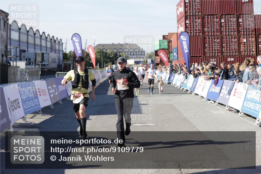 03.10.2025 - Köhlbrandbrückenlauf Jannik Wohlers http://msf.ph/oto/9109779 03.10.2025 13:00:03 Ziel 4261, 4319, 4554, 6368 meine-sportfotos.de