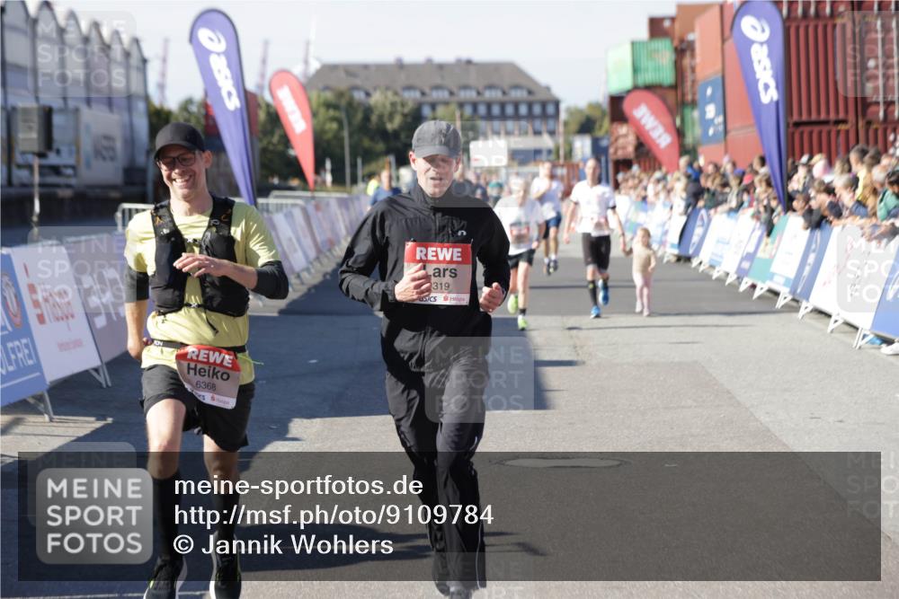 03.10.2025 - Köhlbrandbrückenlauf Jannik Wohlers http://msf.ph/oto/9109784 03.10.2025 13:00:03 Ziel 4261, 4319, 4554, 6368 meine-sportfotos.de