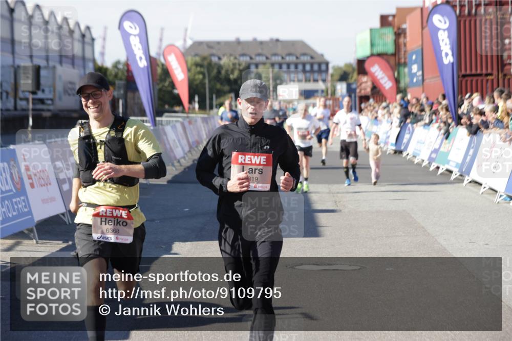 03.10.2025 - Köhlbrandbrückenlauf Jannik Wohlers http://msf.ph/oto/9109795 03.10.2025 13:00:03 Ziel 4261, 4319, 4554, 6368 meine-sportfotos.de