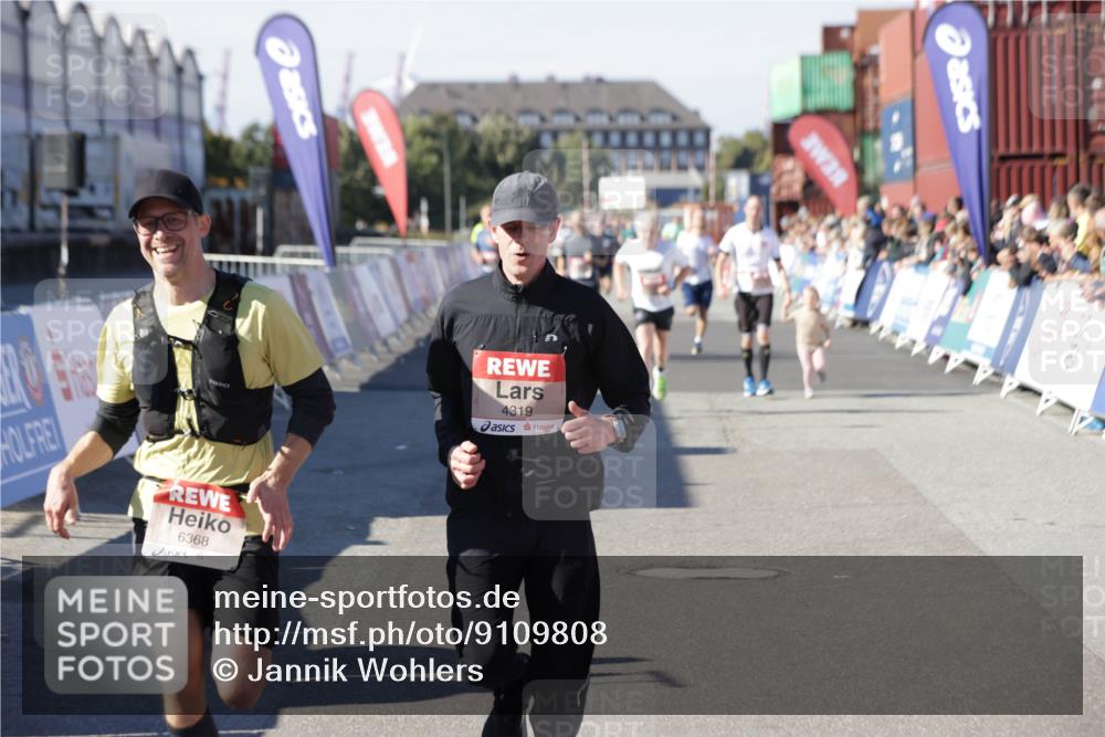 03.10.2025 - Köhlbrandbrückenlauf Jannik Wohlers http://msf.ph/oto/9109808 03.10.2025 13:00:03 Ziel 4261, 4319, 4554, 6368 meine-sportfotos.de