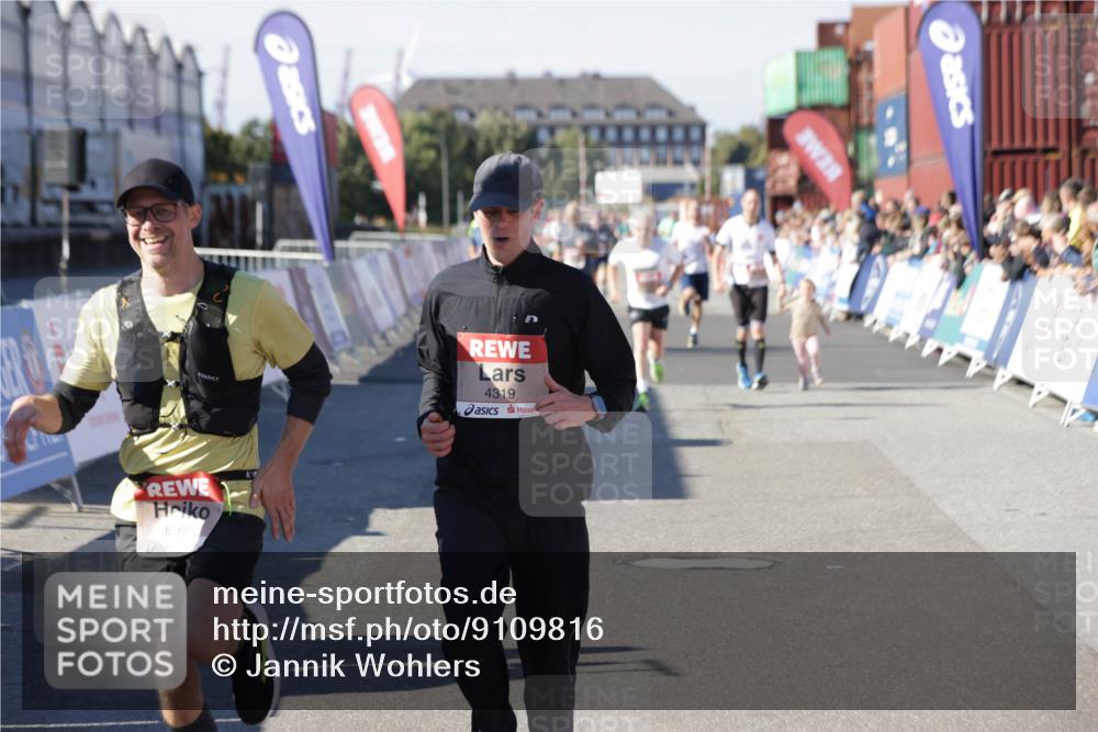 03.10.2025 - Köhlbrandbrückenlauf Jannik Wohlers http://msf.ph/oto/9109816 03.10.2025 13:00:03 Ziel 4261, 4319, 4554, 6368 meine-sportfotos.de