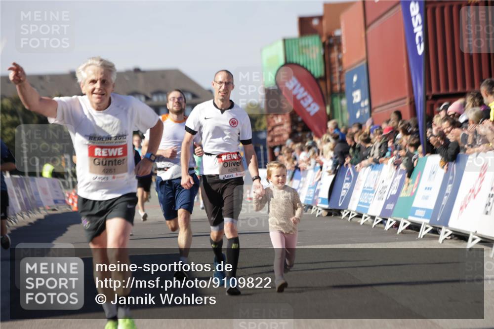 03.10.2025 - Köhlbrandbrückenlauf Jannik Wohlers http://msf.ph/oto/9109822 03.10.2025 13:00:07 Ziel 4020, 4192, 4261, 4319, 6097, 6203, 6368, 6798 meine-sportfotos.de