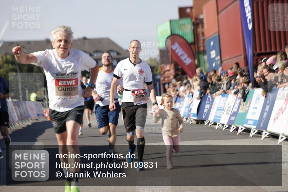 03.10.2025 - Köhlbrandbrückenlauf Jannik Wohlers http://msf.ph/oto/9109831 03.10.2025 13:00:07 Ziel 4020, 4192, 4261, 4319, 6097, 6203, 6368, 6798 meine-sportfotos.de