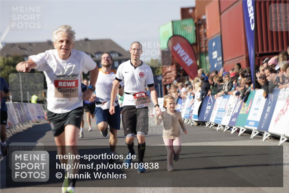 03.10.2025 - Köhlbrandbrückenlauf Jannik Wohlers http://msf.ph/oto/9109838 03.10.2025 13:00:07 Ziel 4020, 4192, 4261, 4319, 6097, 6203, 6368, 6798 meine-sportfotos.de