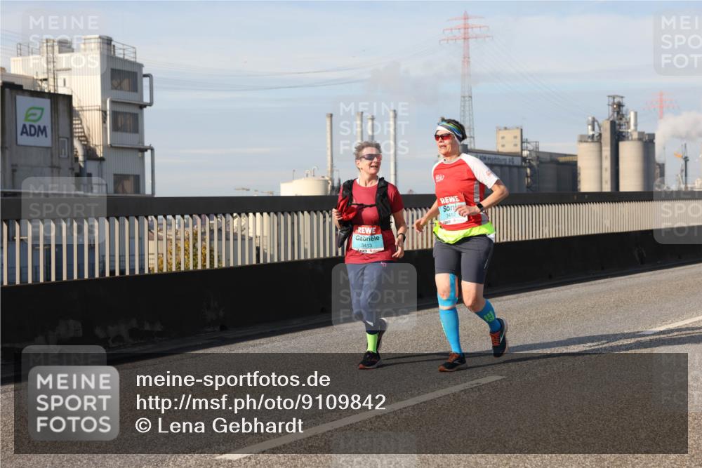 03.10.2025 - Köhlbrandbrückenlauf Lena Gebhardt http://msf.ph/oto/9109842 03.10.2025 10:14:48 Position 2 3413, 3412 meine-sportfotos.de