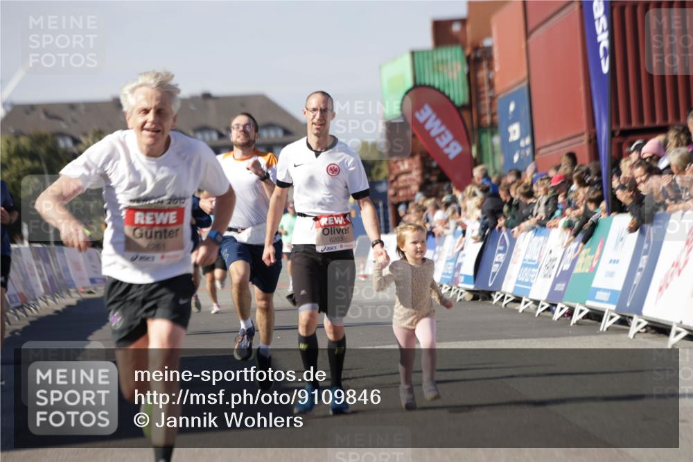 03.10.2025 - Köhlbrandbrückenlauf Jannik Wohlers http://msf.ph/oto/9109846 03.10.2025 13:00:07 Ziel 4020, 4192, 4261, 4319, 6097, 6203, 6368, 6798 meine-sportfotos.de