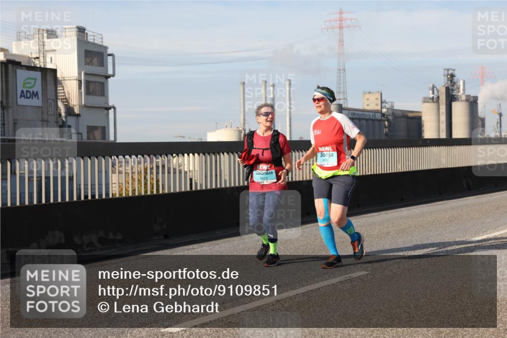 03.10.2025 - Köhlbrandbrückenlauf Lena Gebhardt http://msf.ph/oto/9109851 03.10.2025 10:14:49 Position 2 3413, 3412 meine-sportfotos.de