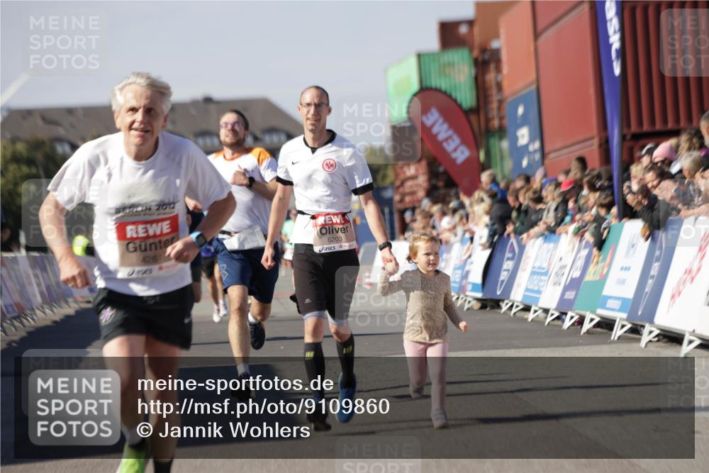 03.10.2025 - Köhlbrandbrückenlauf Jannik Wohlers http://msf.ph/oto/9109860 03.10.2025 13:00:07 Ziel 4020, 4192, 4261, 4319, 6097, 6203, 6368, 6798 meine-sportfotos.de
