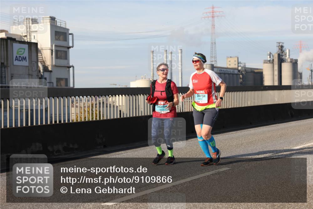 03.10.2025 - Köhlbrandbrückenlauf Lena Gebhardt http://msf.ph/oto/9109866 03.10.2025 10:14:49 Position 2 3413, 3412 meine-sportfotos.de