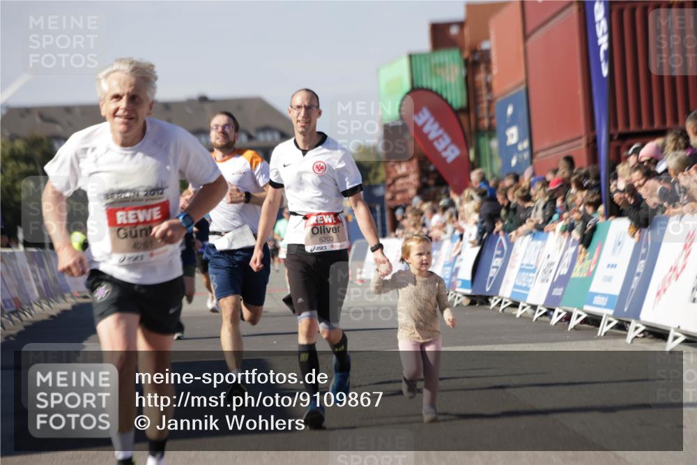 03.10.2025 - Köhlbrandbrückenlauf Jannik Wohlers http://msf.ph/oto/9109867 03.10.2025 13:00:07 Ziel 4020, 4192, 4261, 4319, 6097, 6203, 6368, 6798 meine-sportfotos.de