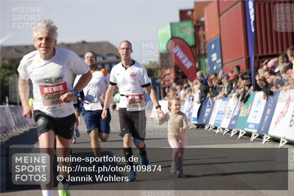 03.10.2025 - Köhlbrandbrückenlauf Jannik Wohlers http://msf.ph/oto/9109874 03.10.2025 13:00:07 Ziel 4020, 4192, 4261, 4319, 6097, 6203, 6368, 6798 meine-sportfotos.de
