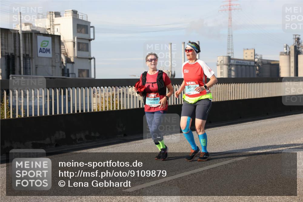 03.10.2025 - Köhlbrandbrückenlauf Lena Gebhardt http://msf.ph/oto/9109879 03.10.2025 10:14:49 Position 2 3413, 3412 meine-sportfotos.de