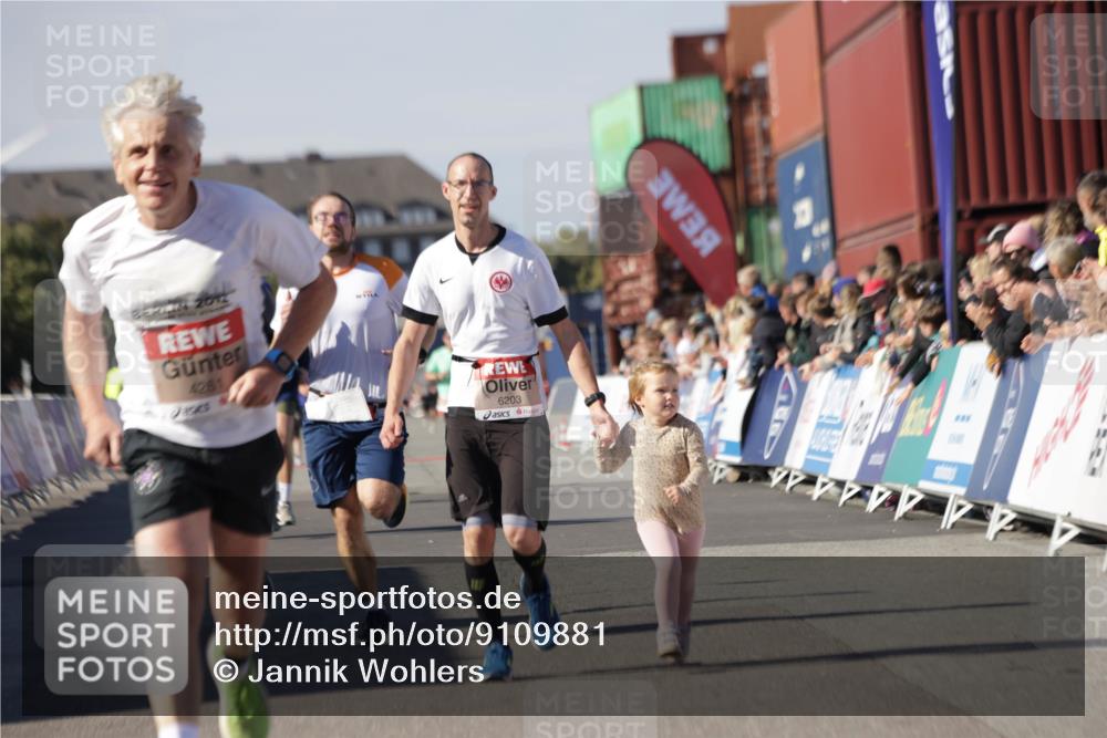 03.10.2025 - Köhlbrandbrückenlauf Jannik Wohlers http://msf.ph/oto/9109881 03.10.2025 13:00:07 Ziel 4020, 4192, 4261, 4319, 6097, 6203, 6368, 6798 meine-sportfotos.de